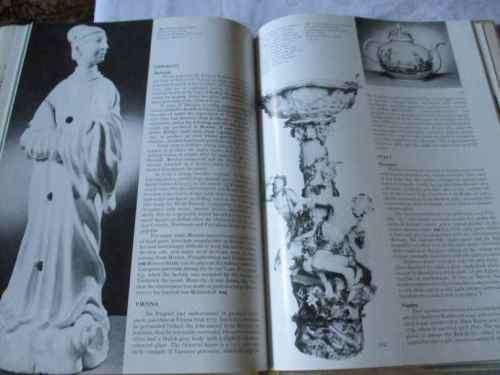 ANTIQUES - A POPULAR GUIDE TO ANTIQUES FOR EVERYONE  - PETER PHILP