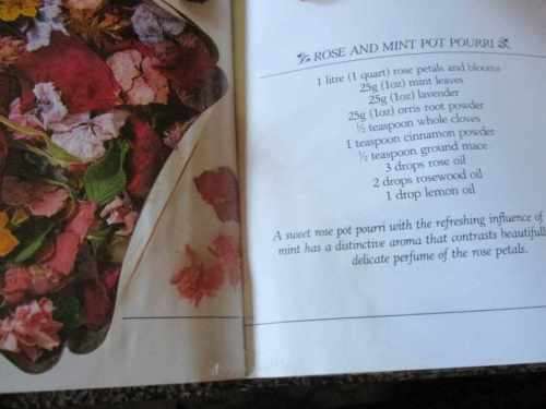 THE BOOK OF POT POURRI - FRAGRANT FLOWER MIXES FOR SCENTING & DECORATING THE HOME - PENNY BLACK