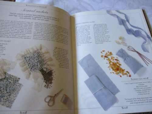 THE BOOK OF POT POURRI - FRAGRANT FLOWER MIXES FOR SCENTING & DECORATING THE HOME - PENNY BLACK