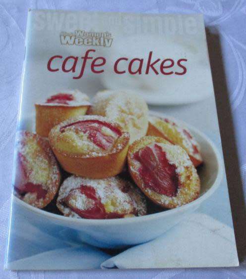 WOMEN`S WEEKLY CAFE CAKES