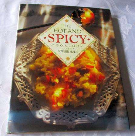 THE HOT AND SPICY COOKBOOK - SOPHIE HALE