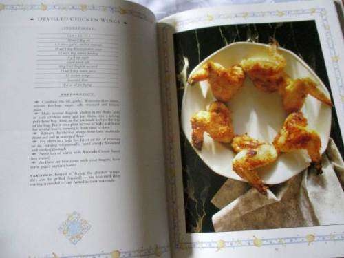 THE HOT AND SPICY COOKBOOK - SOPHIE HALE