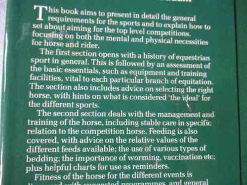 COMPETITIVE RIDING - AN ILLUSTRATED MANUAL OF DRESSAGE, SHOW JUMPING AND EVENTING - JANE HOLDERNESS-