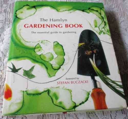 THE HAMLYN GARDENING BOOK - THE ESSENTIAL GUIDE TO GARDENING - STEFAN BUCZACKI