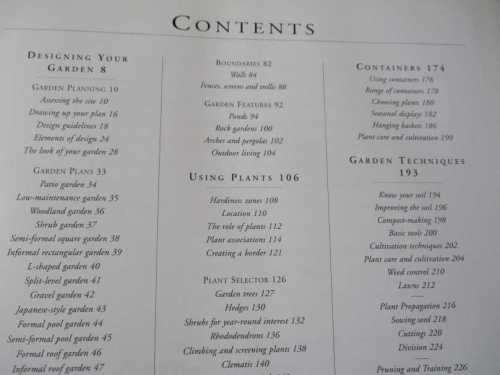 THE HAMLYN GARDENING BOOK - THE ESSENTIAL GUIDE TO GARDENING - STEFAN BUCZACKI
