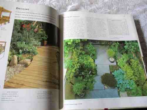 THE HAMLYN GARDENING BOOK - THE ESSENTIAL GUIDE TO GARDENING - STEFAN BUCZACKI