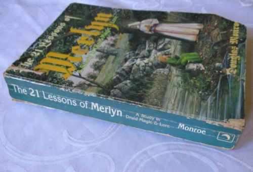 THE 21 LESSONS OF MERLYN - A STUDY IN DRUID MAGIC & LORE - DOUGLAS MONROE