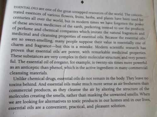THE COMPLETE BOOK OF ESSENTIAL OILS & AROMATHERAPY - VALERIE ANN WORWOOD