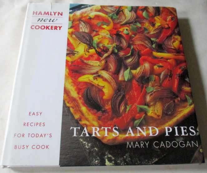 TARTS AND PIES - EASY RECIPES FOR TODAY`S BUSY COOK - MARY CADOGAN - HAMLYN NEW COOKERY
