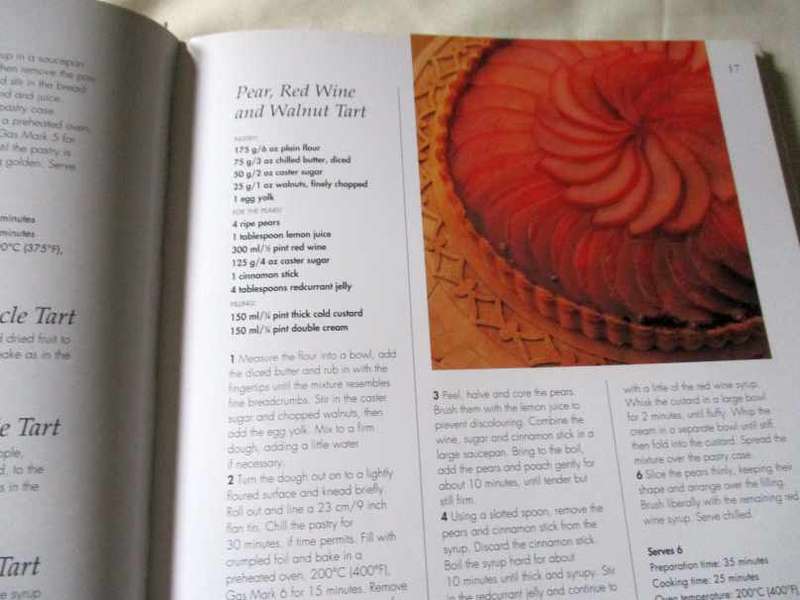 TARTS AND PIES - EASY RECIPES FOR TODAY`S BUSY COOK - MARY CADOGAN - HAMLYN NEW COOKERY