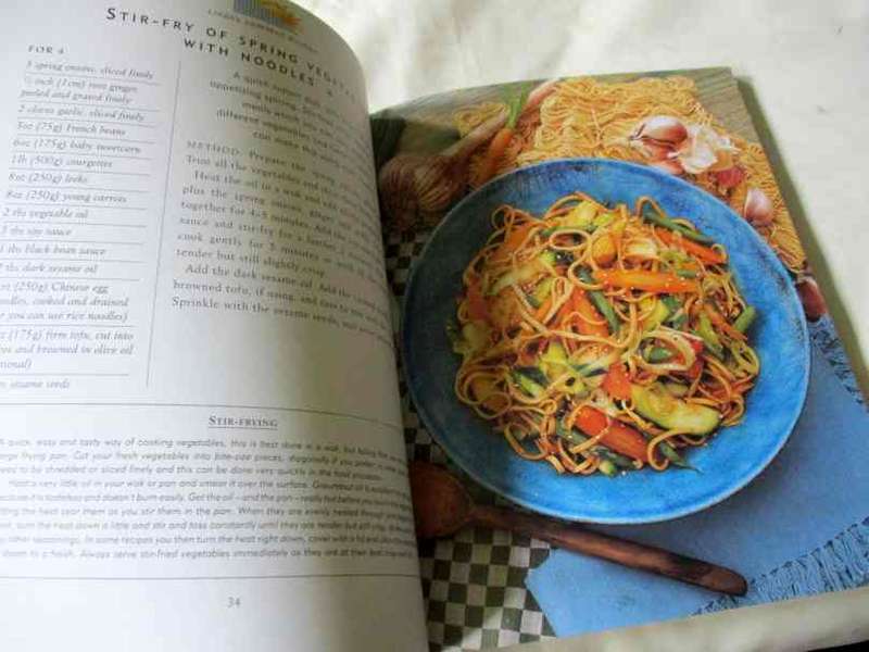 LINDA`S SUMMER KITCHEN - OVER 100 SEASONAL RECIPES FOR MEALS WITHOUT MEAT - LINDA McCARTNEY