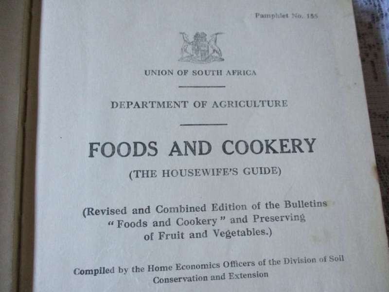 FOODS AND COOKERY ( THE HOUSEWIFE`S GUIDE ) DEPARTMENT OF AGRICULTURE SOUTH AFRICA 1947