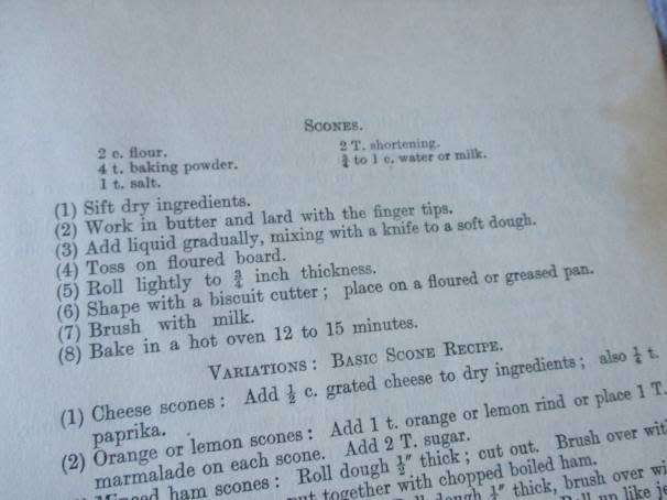 FOODS AND COOKERY ( THE HOUSEWIFE`S GUIDE ) DEPARTMENT OF AGRICULTURE SOUTH AFRICA 1947