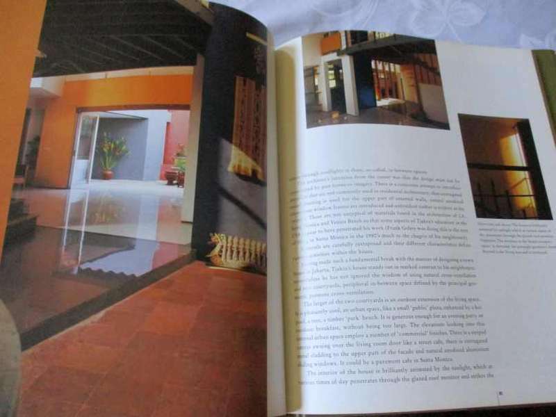 THE URBAN ASIAN HOUSE - LIVING IN TROPICAL CITIES - ROBERT POWELL
