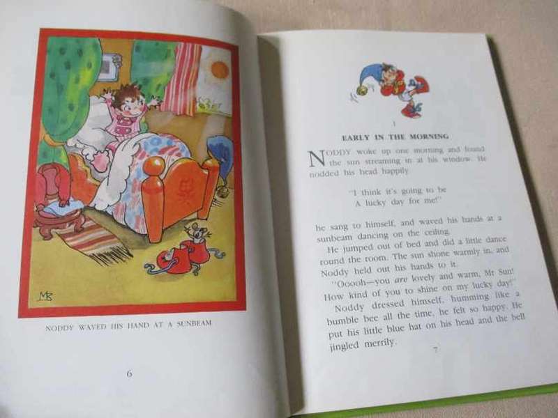 NODDY GETS INTO TROUBLE - ENID BLYTON