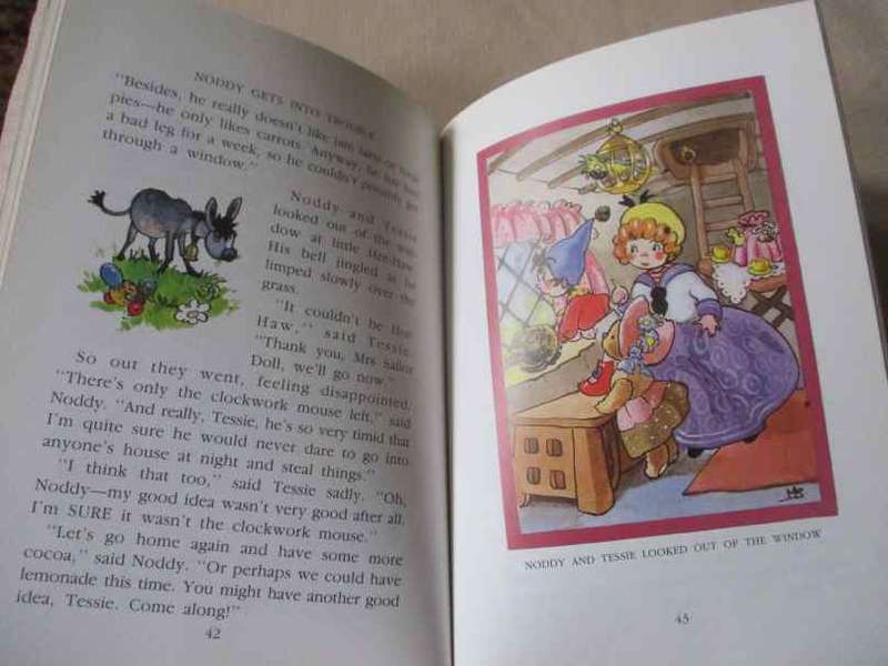 NODDY GETS INTO TROUBLE - ENID BLYTON