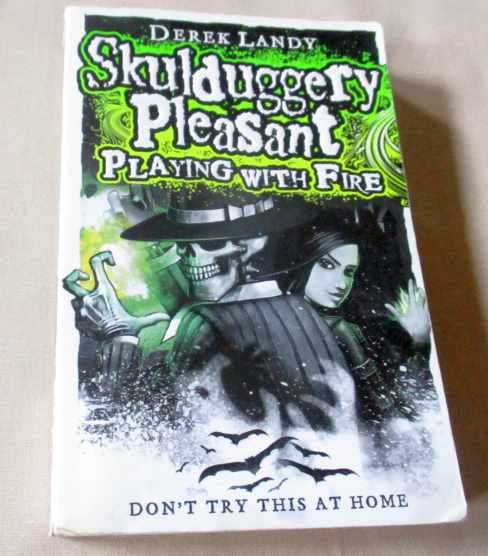 SKULDUGGERY PLEASANT - PLAYING WITH FIRE - DEREK LANDY