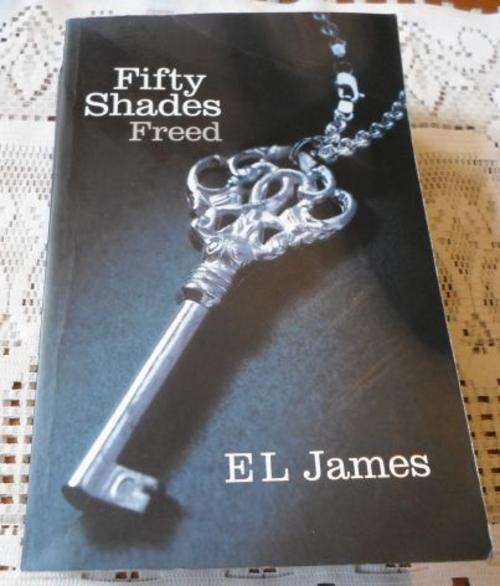 FIFTY SHADES FREED - E.L. JAMES