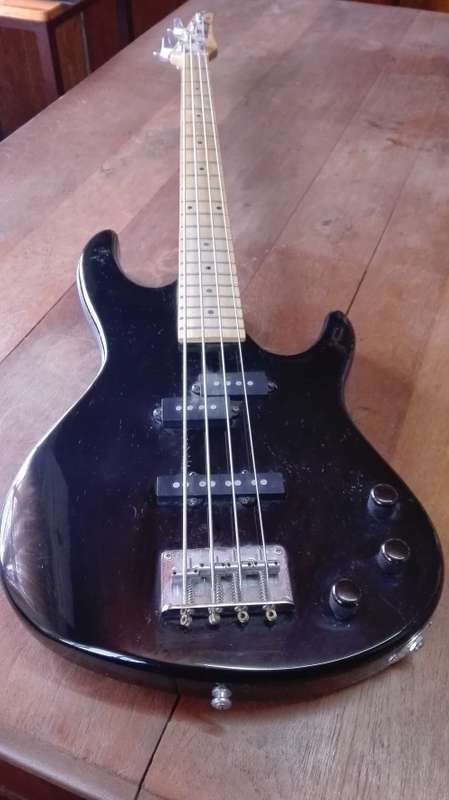 IBANEZ TR SERIES ELECTRONIC BASS GUITAR IN EXCELLENT CONDITION