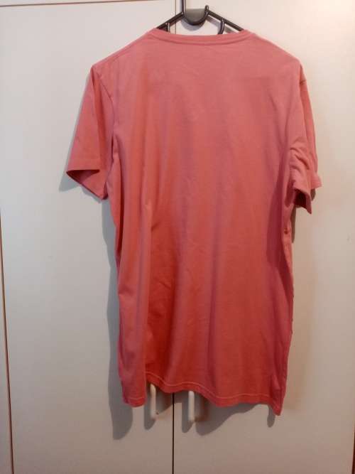 Pink v-neck t-shirt L