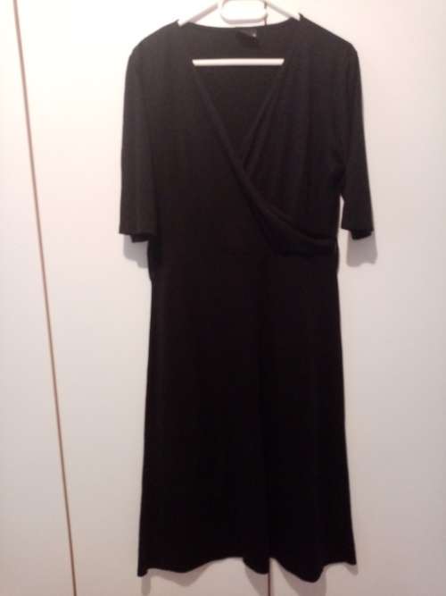 Black v-neck dress 36