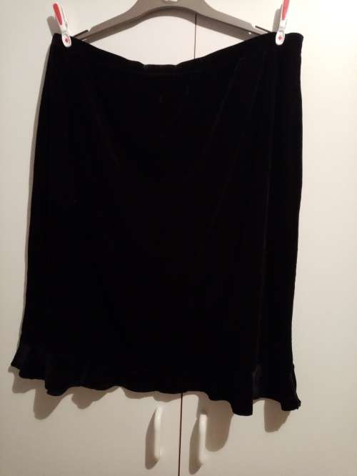 Black velvet skirt 14-16