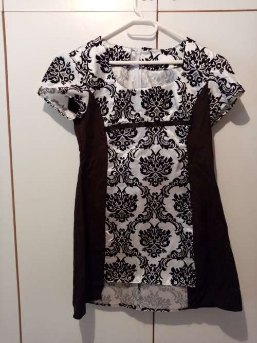 One of a kind white and black top with damask print 34-36