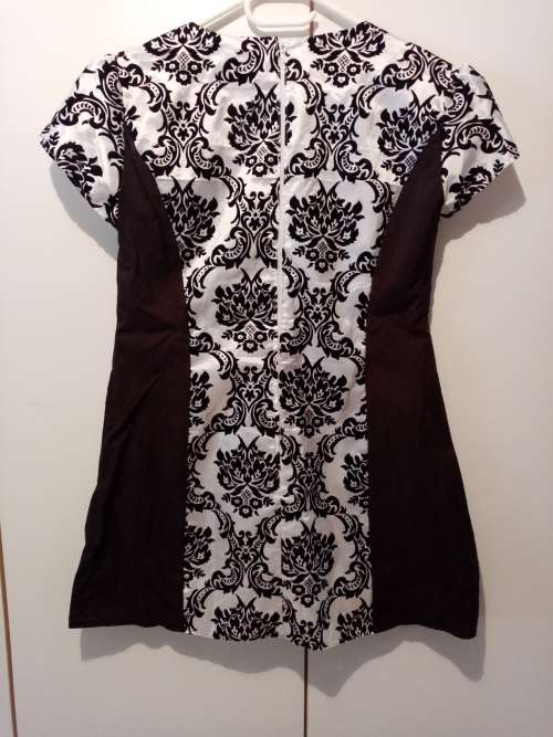 One of a kind white and black top with damask print 34-36