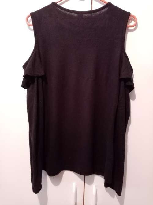 Black open shoulder long sleeved knit top L