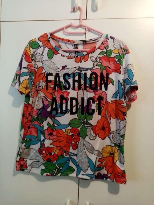 Multi-colored floral glitter top 32-34