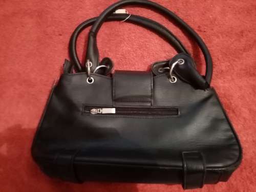 Ladies handbag with multiple pockets