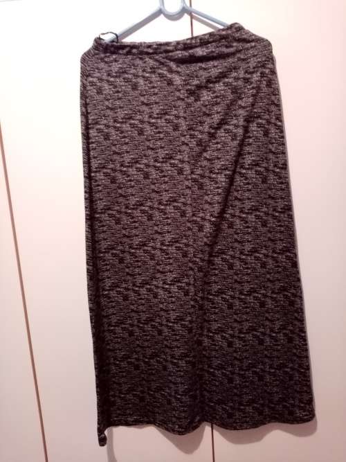Black and white long knit skirt 32