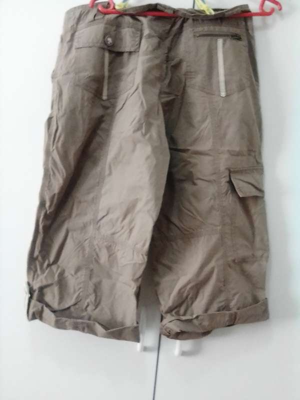 Brown khaki three quarter cargo shorts with multiple pockets size 36