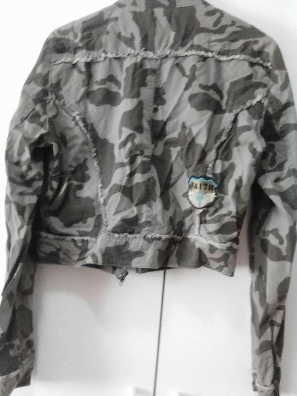 Stunning camo cropped identify jacket size 40 small make
