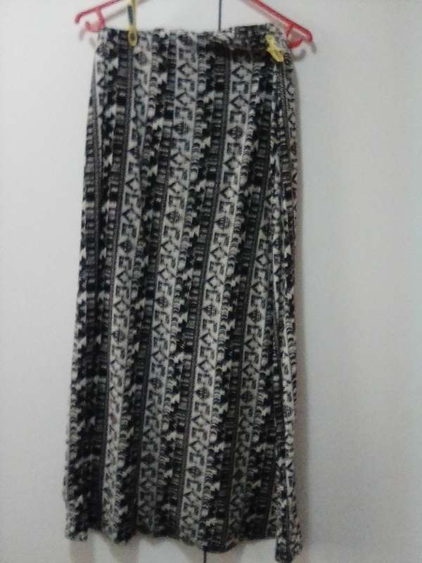 Black and White maxi skirt size 32