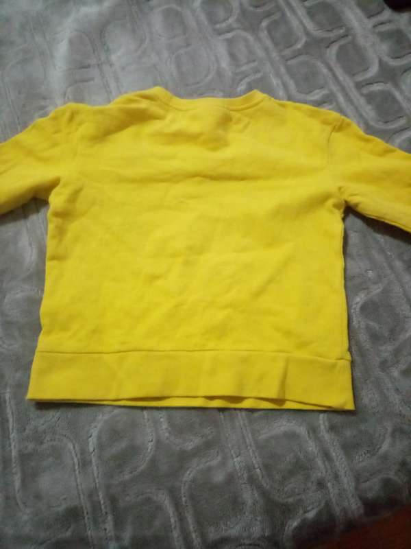 Boys yellow minions sweatshirt size 4-5