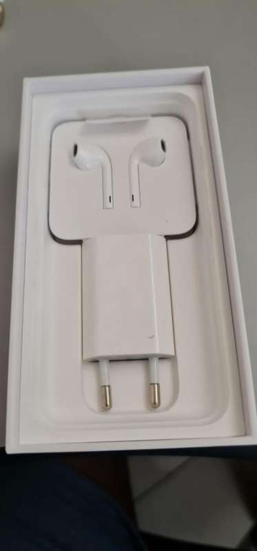 I PHONE 8 64 GB MINT CONDITION AS NEW