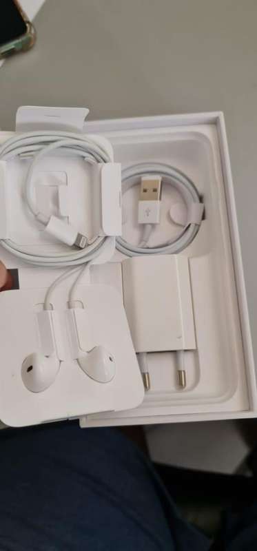 I PHONE 8 64 GB MINT CONDITION AS NEW