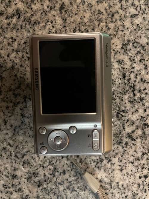 SAMSUNG SILVER DIGITAL CAMERA (ES10)