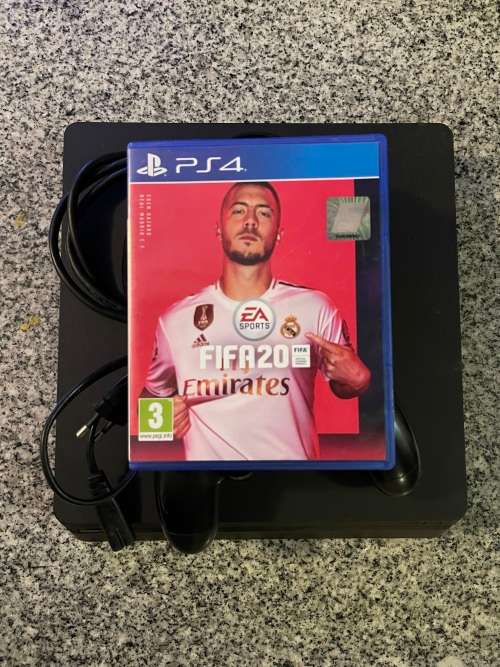 SONY PLAYSTATION 4 1TB SLIM 2 CONTROLERS and FIFA 20