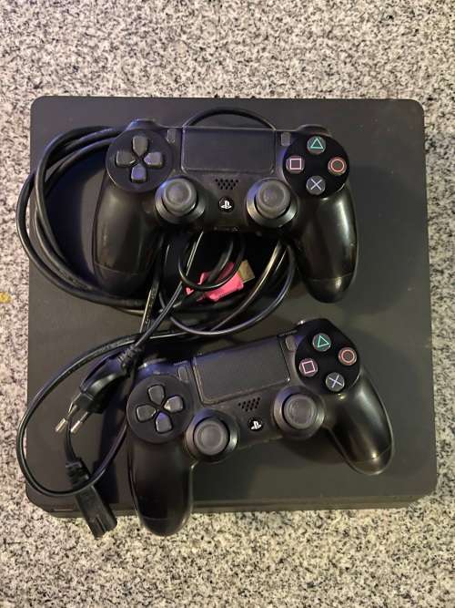 SONY PLAYSTATION 4 1TB SLIM 2 CONTROLERS and FIFA 20