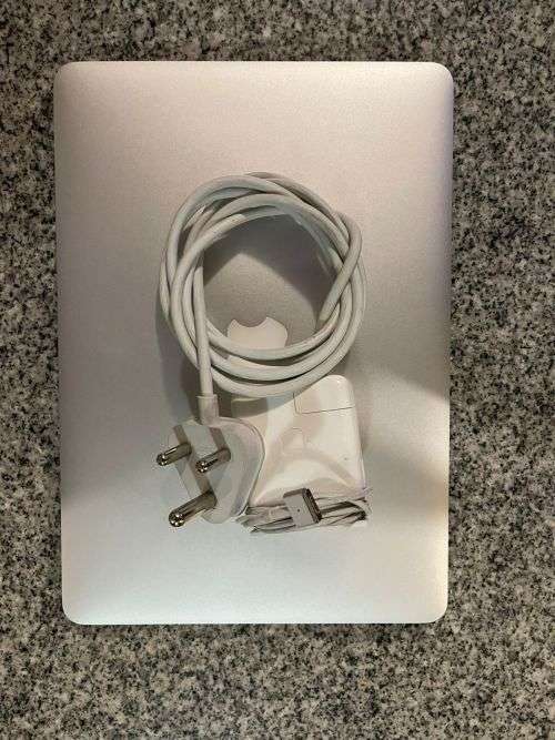 MACBOOK AIR CORE i5  13 INCH  2014  IMMACULATE CONDITION LOW  CYLCLE COUNT OF 80