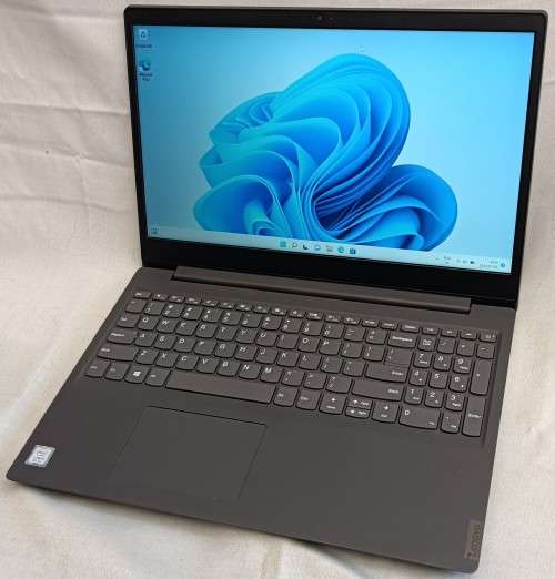 Lenovo V15-IKB, 8th Gen Intel Core i3-8130U@3.40 GHz,8GB DDR4, 256GB m.2 SSD, 15.6-inch (1366x768)