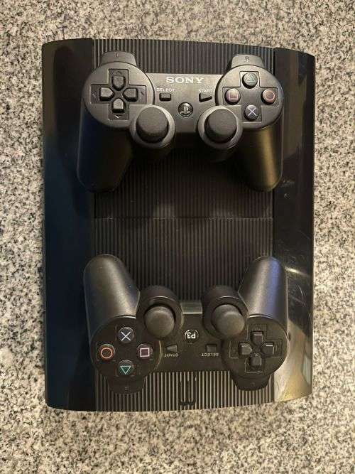 PLAYSTATION 3 SUPER SLIM 12GB 2 CONTROLLERS