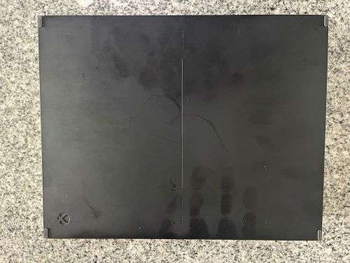 X BOX ONE S 500GB  1 CONTROLLER 2 GAMES