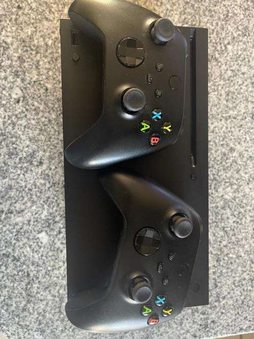 X BOX ONE  SERIES X 1TB SSD & 2 CONTROLLERS
