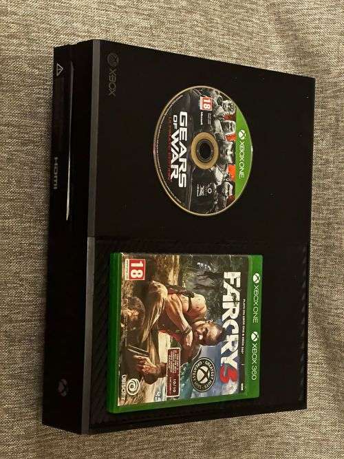 XBOX BOX ONE  500GB WITH ONE CONTROLLER & 2 GAMES