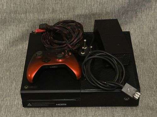 XBOX BOX ONE  500GB WITH ONE CONTROLLER & 2 GAMES