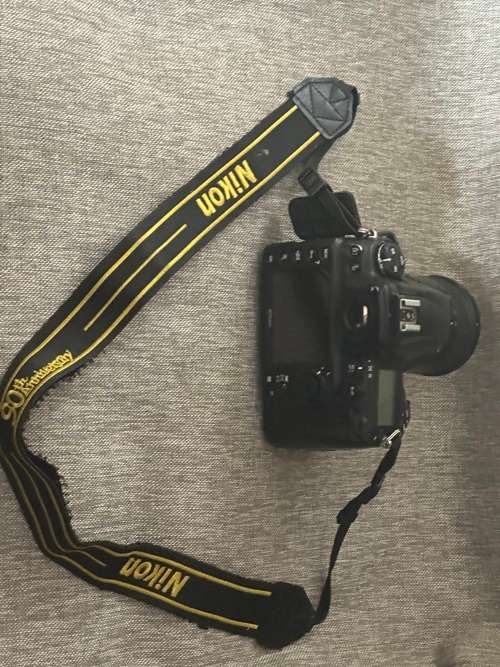 NIKON D700 DIGITAL DSLR CAMERA WITH 18-200MM LENSE