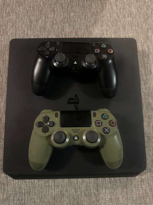 SONY PLAYSTATION 4 500GB SLIM 2 CONTROLLERS & 1 GAME